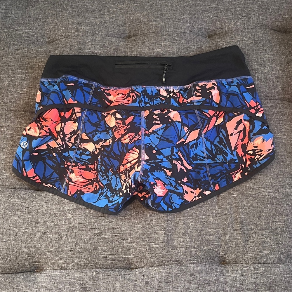 Lululemon Hot Hot Women's Floral Print Shorts. Size 6 - Picture 2 of 4